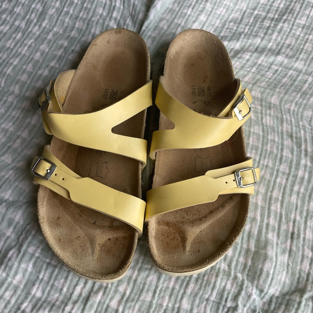 Birkies by Birkenstock Pale Yellow Slide Sandals. Size 9.5. EU Size 40